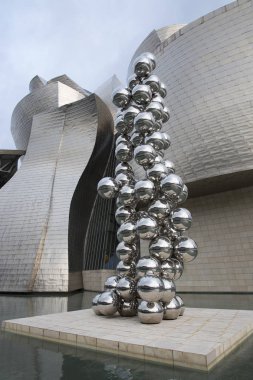 Bilbao, İspanya - 19 Mart 2014: Bilbao'daki Guggenheim Müzesi önünde Anish Kapoor'un yansımaları ile 80 paslanmaz çelik toptan oluşan Heykel 