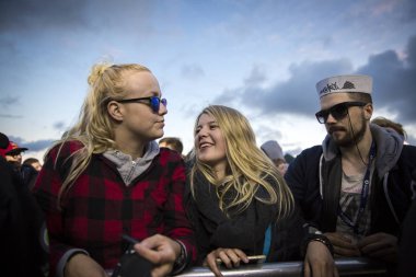 Traena, Norveç - 07 Temmuz 2016: Norveçli punk rock grubu Viagra Boys'un Traenafestival'deki konserinde seyirciler tezahürat yapıyor, traena adasında müzik festivali gerçekleşiyor