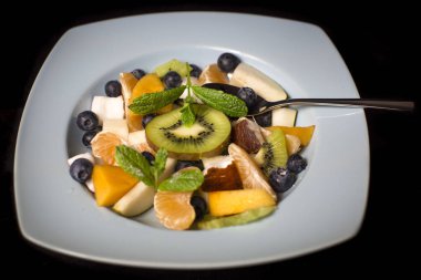 Beyaz kasede lezzetli meyve salatası