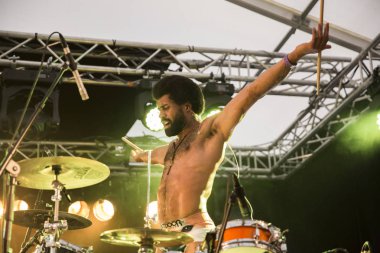 Traena, Norveç - 9 Temmuz 2016: Norveçli Punk Rock grubu Kuuk'un Traenafestival'deki konseri, küçük Traena adasında müzik festivali gerçekleşiyor