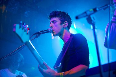 Amsterdam, Hollanda - 4 Ekim 2017: Amerikalı rock şarkıcısı Hanni El Khatib'in Bitterzoet Paradiso konseri öncesinde Fransız rock grubu Holy Oysters'ın destek sanatçısı