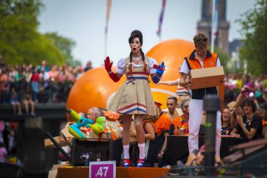 Amsterdam, Hollanda - 1 Ağustos 2015: Katılımcıların korunması insan hakları ve sivil eşitlik - Prinsengracht, Amsterdam Eşcinsel gurur geçit için yıllık olay