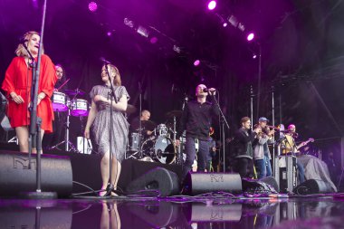 Traena, Norveç - 6 Temmuz 2017: Norveçli reggae ska grubu Queduhska'nın Traenafestival'de konseri, traena adasında müzik festivali gerçekleşiyor