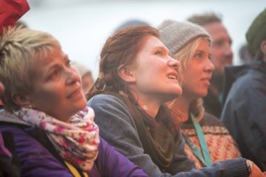 Traena, Norveç - 10 Temmuz 2013: Norveçli şarkıcı Hekla Stalstrenga'nın Traenafestival'deki konseri sırasında, küçük Traena adasında müzik festivali gerçekleşiyor