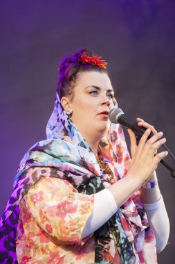 Traena, Norveç - 9 Temmuz 2016: Norveçli müzisyen ve söz yazarı Ida Maria'nın Traenafestival'deki konseri, küçük Traena adasında müzik festivali