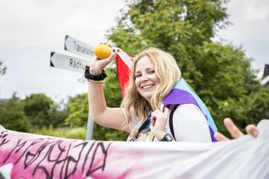 Traena, Norveç - 08 Temmuz 2015: Traenafestival sırasında Avrupa'nın en küçük eşcinsel Gururu'na katılan renkli bir grup insan, traena adasında düzenlenen müzik festivali.
