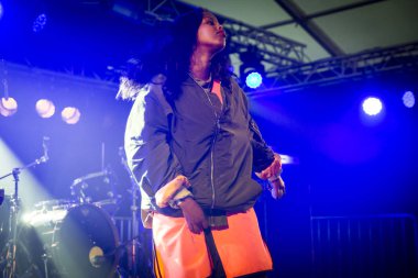 Traena, Norveç - 07 Temmuz 2016: İsveç merkezli Somalili şarkıcı Cherrie Hersi'nin Traenafestival'de konseri, traena adasında müzik festivali gerçekleşiyor