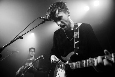 Amsterdam, Hollanda - 11 Şubat 2016: Hollandalı indie rock üçlüsü Bombay'ın Ot301 konserinde Albüm Yayın Gösterisi için konseri