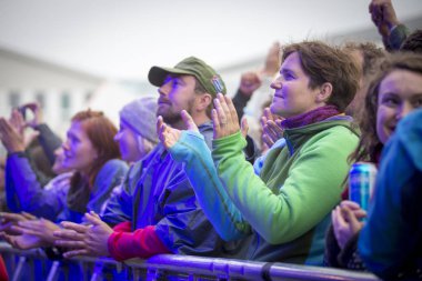 Traena, Norveç - 10 Temmuz 2013: Norveçli şarkıcı Hekla Stalstrenga'nın Traenafestival'deki konseri sırasında, küçük Traena adasında müzik festivali gerçekleşiyor