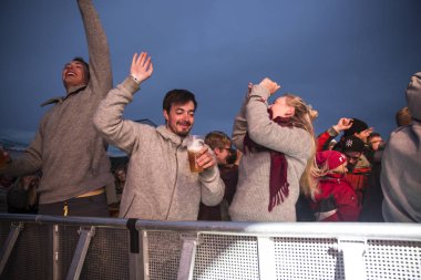 Traena, Norveç - 9 Temmuz 2016: Norveçli elektronik müzik ikilisi Ost & Kjex'in Traenafestival'deki konserinde seyirciler tezahürat yapıyor, traena adasında müzik festivali gerçekleşiyor