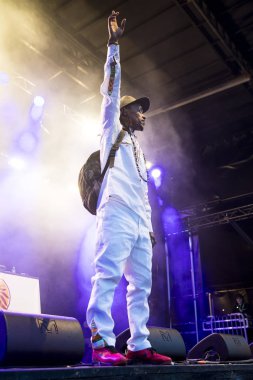 Traena, Norveç - 8 Temmuz 2017: Norveçli rap hiphop grubu African Sunz'ın Traenafestival'deki konseri, küçük Traena adasında müzik festivali