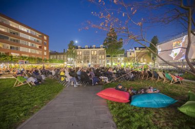 Amsterdam, Hollanda - 22 Ağustos 2018: 16-25/08/2018 tarihleri arasında düzenlenen Dünya Sineması Amsterdam'da Marie Heinekenplein'de Brezilya filmi Benzinho'nun açık hava gösterimi