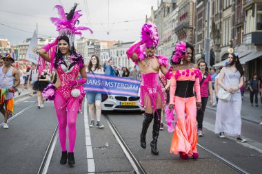 Amsterdam, Hollanda - 23 Temmuz 2016: Pride Walk'ta pembe giyinmiş drag queenler, Pembe Cumartesi Gay Euro Pride kutlamaları sırasında Vondelpark'tan Dam Meydanı'na gösteri geçit töreni