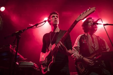 Amsterdam, Hollanda - 4 Ekim 2017: Amerikalı rock şarkıcısı Hanni El Khatib'in Bitterzoet Paradiso konseri öncesinde Fransız rock grubu Holy Oysters'ın destek sanatçısı