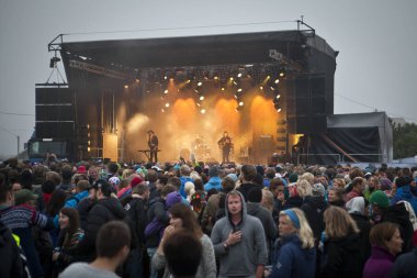 Traena, Norveç - 10 Temmuz 2013: Norveçli şarkıcı Hekla Stalstrenga'nın Traenafestival'deki konseri sırasında çekilen portreler, traena adasında düzenlenen müzik festivali.