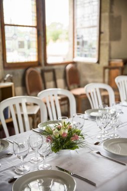 Bir etkinlik ya da düğün resepsiyonu için masa hazır.