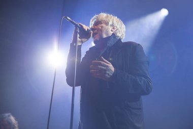 Amsterdam, Hollanda - 10 Şubat 2018: Belçikalı rock grubu Tjens Matic'in şarkıcı Arno ile melkweg konseri