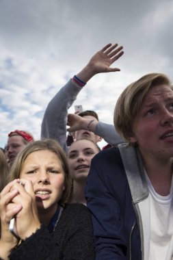 Traena, Norveç - 07 Temmuz 2016: Norveçli şarkıcı Astrid S'nin Traenafestivalen'deki konserinde tezahürat lar, küçük Traena adasında düzenlenen müzik festivali