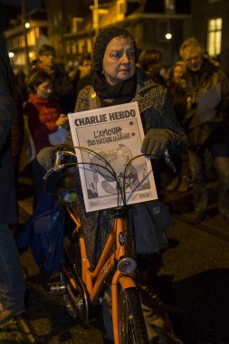 Amsterdam, Hollanda, 08 Ocak 2015: 07 Ocak'ta Fransa'nın Başkenti Paris'te Charlie Hebdo'ya yapılan saldırıyla dayanışma içinde. Bir kadın Charlie Heddo'nun 