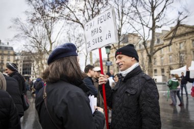 Paris, Fransa- 10 Ocak 2016: Place de la Repbublique, bombalı saldırı ve silahlı saldırı kurbanlarının anısına düzenlenen tören, Charlie Hebdo terör saldırısı ve 