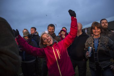 Traena, Norveç - 9 Temmuz 2015: Norveçli rock grubu Onklp & De Fjerne Slektningene'nin Traenafestival'deki konserinde silahla tezahürat taslayan hayranlar, traena adasında düzenlenen müzik festivali