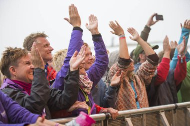 Traena, Norveç - 10 Temmuz 2013: Norveçli şarkıcı Hekla Stalstrenga'nın Traenafestival'deki konseri sırasında, küçük Traena adasında müzik festivali gerçekleşiyor