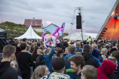 Traena, Norveç - 07 Temmuz 2016: Traenafestival'de Norveçli Dj Matoma seti, traena küçük adada müzik festivali gerçekleşiyor