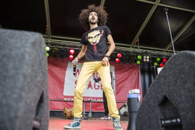 Amsterdam, Hollanda - 3 Temmuz 2016: Amsterdam Roots Open Air'de alternatif Electro-Hip Hop Faslı grup N3rdistan konseri, Oosterpark'ta ücretsiz halk kültür festivali düzenlendi