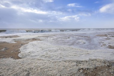 Fırtınadan önce deniz köpüklü plaj Carmen La Faute Sur Mer, Vendee, Fransa kıyılarını vurur