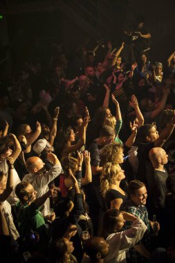 Amsterdam, Hollanda - 1 Temmuz 2016: kültürel ve dünya müzik festivali Roots Amsterdam kapsamında Melkweg'de reggae şarkıcıları Gentleman ve Ky-Mani Marley'in seyirci konseri