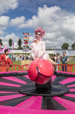 Amsterdam, Hollanda - 29 Temmuz 2017: Westerpark Milkshake Festivali'nde rodeo gibi penise binen travesti adam