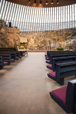 Helsinki, Finlandiya - 11 Kasım 2014: Timo ve Tuomo Suomalainen tarafından tasarlanan ve 1969 yılında açılan Temppeliaukio Kilisesi 'nin (Rock Church) modern iç mimarisi