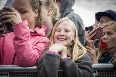 Traena, Norveç - 07 Temmuz 2016: Norveçli şarkıcı Astrid S'nin Traenafestivalen'deki konserinde tezahürat lar, küçük Traena adasında düzenlenen müzik festivali