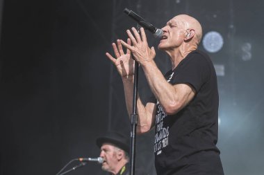 Nyon, İsviçre - 19 Temmuz 2017: Avustralyalı rock grubu Midnight Oil'in Paleo Festivali'nde konseri
