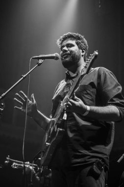 Amsterdam, Hollanda - 13 Aralık 2016: Belçikalı şarkıcı, söz yazarı ve müzisyen Selah Sue'nun Paradiso konseri öncesinde Belçikalı grup Delv!s ile destek hareketi, Delvis olarak telaffuz edildi