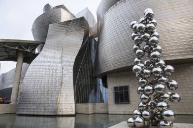 Bilbao, İspanya - 19 Mart 2015: Niki de Saint Phalle sergisi sırasında Bilbao 'daki Guggenheim Müzesi (27 Haziran 2015)) 
