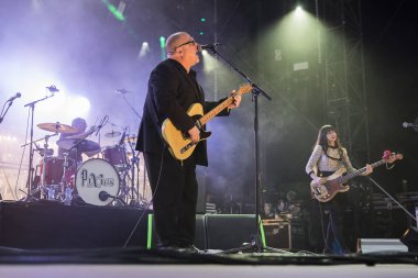 Nyon, İsviçre - 19 Temmuz 2017: Amerikan Rock grubu The Pixies'in Paleo Festivali'nde konseri