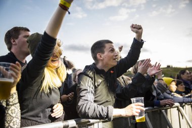 Traena, Norveç - 07 Temmuz 2016: Norveçli punk rock grubu Viagra Boys'un Traenafestival'deki konserinde seyirciler tezahürat yapıyor, traena adasında müzik festivali gerçekleşiyor