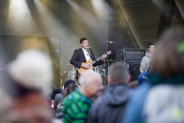 Traena, Norveç - 07 Temmuz 2016: İskoç şarkıcı C Duncan'ın Traenafestival'deki konseri, traena adasında müzik festivali gerçekleşiyor