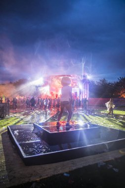 Amsterdam, Hollanda - 29 Temmuz 2017: Westerpark Milkshake Festivali'nde yağmur altında parti ve dans eden insanlarla gece festivalgörünümü