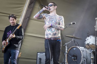 Traena, Norveç - 07 Temmuz 2016: Norveçli punk rock grubu Viagra Boys'un Traenafestival'deki konseri, traena adasında müzik festivali gerçekleşiyor