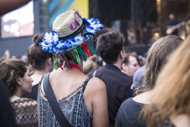 Nyon, İsviçre - 19 Temmuz 2017: American Rock grubu The Pixies'in Paleo Festivali konserinde seyirci, üzerinde kol bandı olan bir şapka takan bir kadın