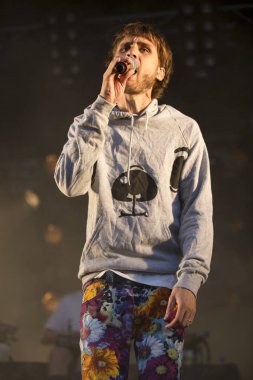 Traena, Norveç - 11 Temmuz 2014: İsveçli pop-techno grubu Den Svenska Bjornstammen'in Traenafestival'deki konserini izleyenler, traena adasında düzenlenen müzik festivali