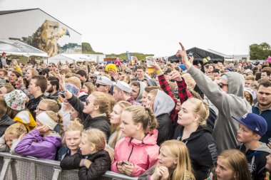 Traena, Norveç - 07 Temmuz 2016: Norveçli şarkıcı Astrid S'nin Traenafestivalen'deki konserinde tezahürat lar, küçük Traena adasında düzenlenen müzik festivali