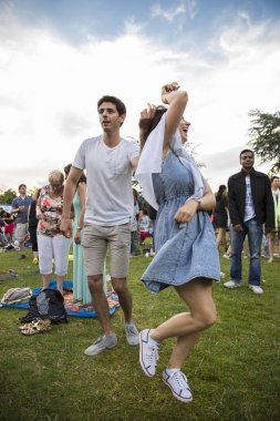 Amsterdam, Hollanda - 5 Temmuz 2015: Kolombiyalı grup La-33'ün konseri sırasında - Amsterdam Roots Open Air sırasında salsa dansı yapanlar, Park Frankendael'de 05/07/2015 tarihinde kültürel festival düzenlendi