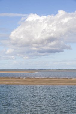 Deniz kıyısı manzarası, su, kumsal ve beyaz bulut, Royan, Fransa yakınlarında garonne halis