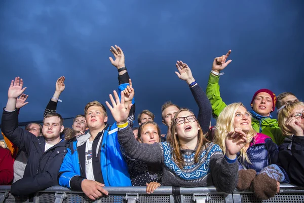 Traena Norwegia Lipca 2016 Publiczność Doping Koncercie Norweskiej Folk Rock — Zdjęcie stockowe