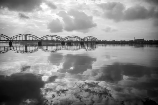 Pittoresk Uitzicht Metalen Spoorbrug Daugava Rivier Riga Letland — Stockfoto