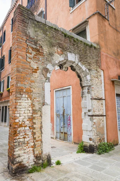 Strada Veneziana Con Vecchio Arco Facciata Arancione Porta Legno Blu — Foto Stock