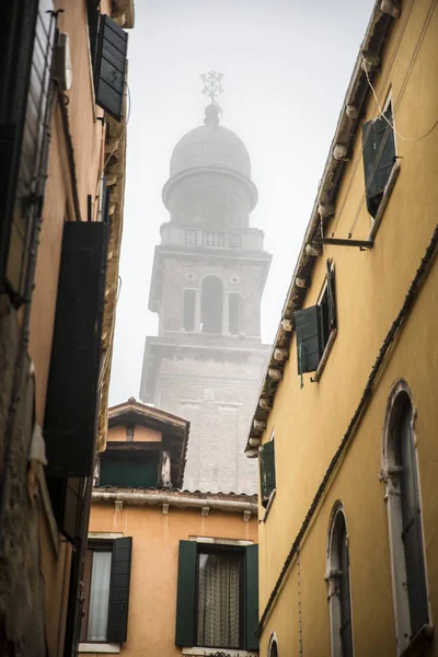 Wąska Uliczka Dzwonnicą San Pantalon Wenecja Włochy — Zdjęcie stockowe